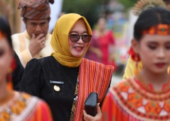 Wakil Bupati Luwu Timur, Puspawati Husler, menghadiri peringatan HUT ke-17 Kabupaten Toraja Utara di Lapangan Bhakti Rantepao, Senin 21 Juli 2025. (Foto: Warta Lutim)