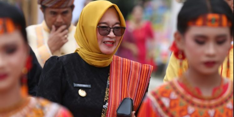 Wakil Bupati Luwu Timur, Puspawati Husler, menghadiri peringatan HUT ke-17 Kabupaten Toraja Utara di Lapangan Bhakti Rantepao, Senin 21 Juli 2025. (Foto: Warta Lutim)