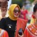 Wakil Bupati Luwu Timur, Puspawati Husler, menghadiri peringatan HUT ke-17 Kabupaten Toraja Utara di Lapangan Bhakti Rantepao, Senin 21 Juli 2025. (Foto: Warta Lutim)