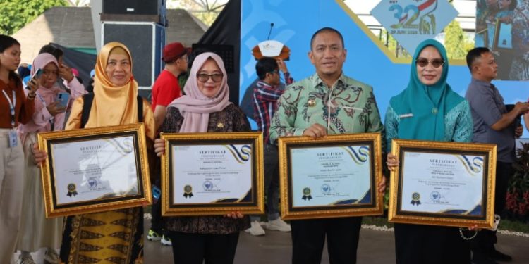 Sukseskan program Quick Wins BKKBN, Bupati, Wabup dan Ketua TP PKK Lutim dapat penghargaan dari Kemendukbangga, diterima di Makassar, Minggu 27 Juli 2025. (Foto: Warta Lutim)