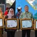 Sukseskan program Quick Wins BKKBN, Bupati, Wabup dan Ketua TP PKK Lutim dapat penghargaan dari Kemendukbangga, diterima di Makassar, Minggu 27 Juli 2025. (Foto: Warta Lutim)