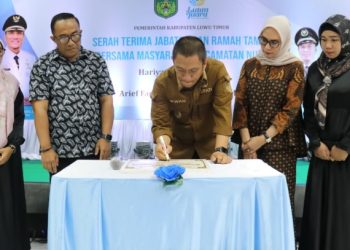 Bupati Luwu Timur, Irwan Bachri Syam menandatangani prasasti peresmian Mushalla Ar-Rahman, Kamis (24/07/2025) malam di lingkungan UPT SDN 256 Dongi, Kecamatan Nuha. (Foto: Warta Lutim)