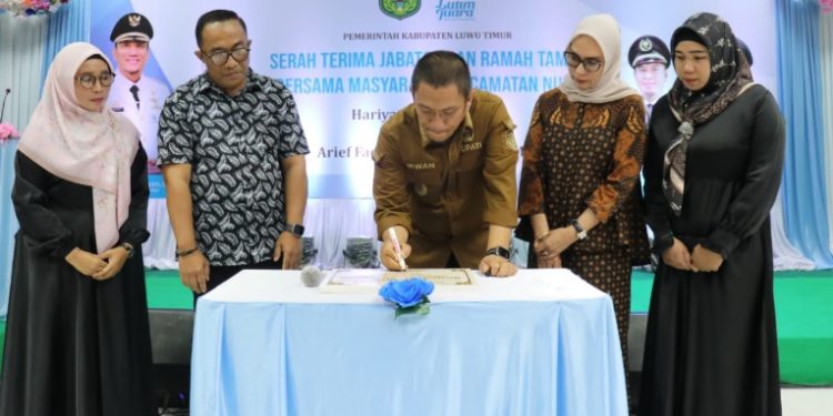 Bupati Luwu Timur, Irwan Bachri Syam menandatangani prasasti peresmian Mushalla Ar-Rahman, Kamis (24/07/2025) malam di lingkungan UPT SDN 256 Dongi, Kecamatan Nuha. (Foto: Warta Lutim)
