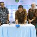 Bupati Luwu Timur, Irwan Bachri Syam menandatangani prasasti peresmian Mushalla Ar-Rahman, Kamis (24/07/2025) malam di lingkungan UPT SDN 256 Dongi, Kecamatan Nuha. (Foto: Warta Lutim)