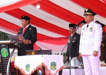 Ketua DPRD Luwu Timur, Ober Datte, membacakan teks proklamasi saat peringatan HUT ke-80 RI yang berlangsung khidmat di Lpangan Pendidikan Malili, Minggu 17 Agustus 2025. (Foto: Chullang_art)