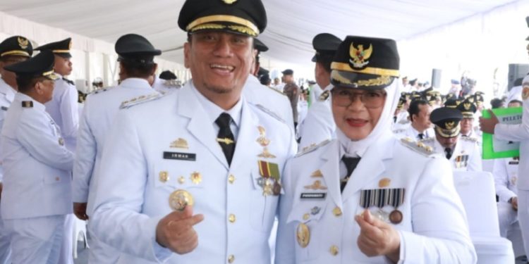 Bupati dan wakil Bupati Luwu Timur, Irwan Bachri Syam dan Puspawati Husler memilih untuk tidak menaikkan PBB, tak seperti daerah lain. (Foto: Dok.WartaLutim)