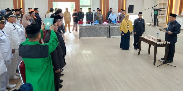 Bupati Luwu Timur, Irwan Bachri Syam melantik 76 pejabat eselon III dan IV di Aula Sasana Praja, Senin, 7 Juli 2025. (Foto: jaeja.id)