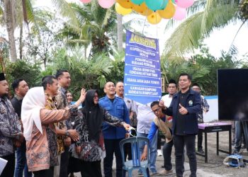 Ketua Dekopinda yang juga anggota DPRD Luwu Timur, Wahidin Wahid (paling kanan) bersama Bupati dan Wabup Lutim mengukuhkan pengurus dan pengawas Koperasi Merah Putih, Sabtu (19/07/2025), di Gudang Rumput Laut Dinas Perikanan.