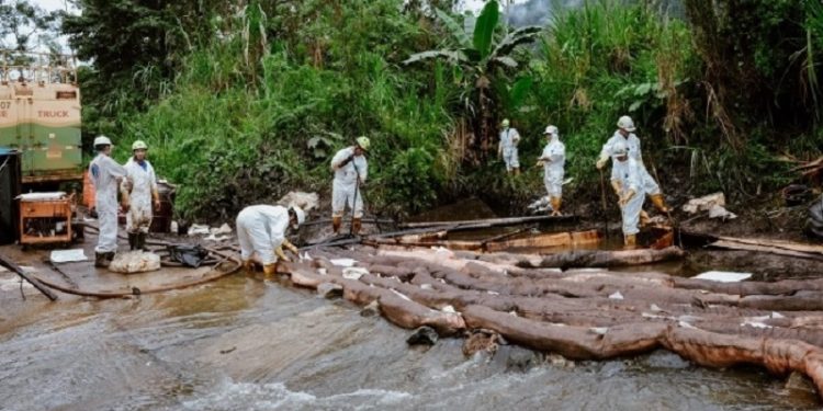 PT Vale Indonesia Tbk (PT Vale) menggerakkan tim darurat untuk meminimalisir dampak insiden kebocoran pipa minyak di Desa Lioka, Kecamatan Towuti, Luwu Timur. (Foto: Dok.PT Vale)