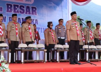 Bupati Luwu Timur, Irwan Bachri Syam menjadi pembina upacara HUT ke-64 Gerakan Pramuka di Lapangan Pendidikan Malili, Selasa 19 Agustus 2025. (Foto: Warta Lutim)