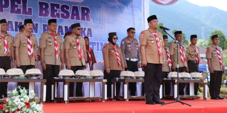 Bupati Luwu Timur, Irwan Bachri Syam menjadi pembina upacara HUT ke-64 Gerakan Pramuka di Lapangan Pendidikan Malili, Selasa 19 Agustus 2025. (Foto: Warta Lutim)