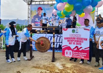 Wakil Ketua DPRD Luwu Timur, Jihadin Peruge (kedua dari kanan) turut menyaksikan launching Sabtu Sehat Juara, di Bundaran Batara Guru, Sabtu 2 Agustus 2025. (Foto: Jaeja.id)