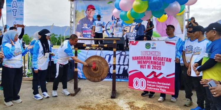 Wakil Ketua DPRD Luwu Timur, Jihadin Peruge (kedua dari kanan) turut menyaksikan launching Sabtu Sehat Juara, di Bundaran Batara Guru, Sabtu 2 Agustus 2025. (Foto: Jaeja.id)