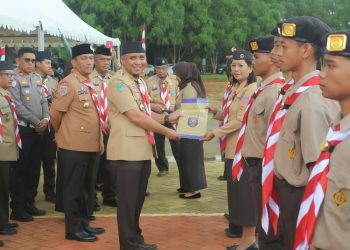Anggota DPRD Luwu Timur, Sarkawi A Hamid saat menghadiri apel akbar dalam rangka HUT ke-64 Pramuka, di Lapangan Pendidikan Malili, Selasa 19 Agustus 2025.
