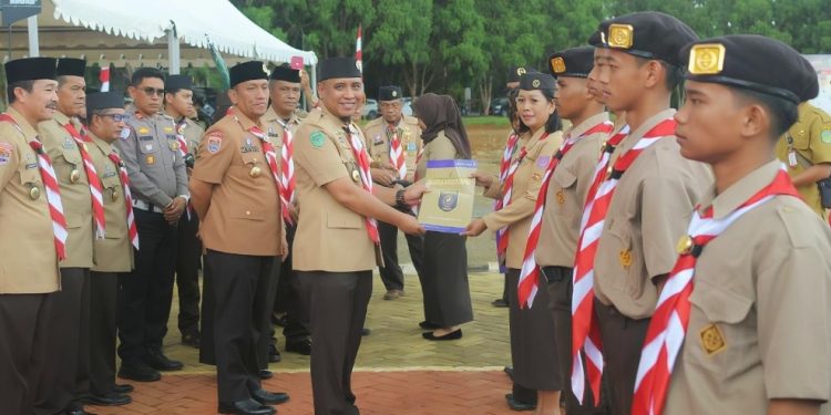 Anggota DPRD Luwu Timur, Sarkawi A Hamid saat menghadiri apel akbar dalam rangka HUT ke-64 Pramuka, di Lapangan Pendidikan Malili, Selasa 19 Agustus 2025.