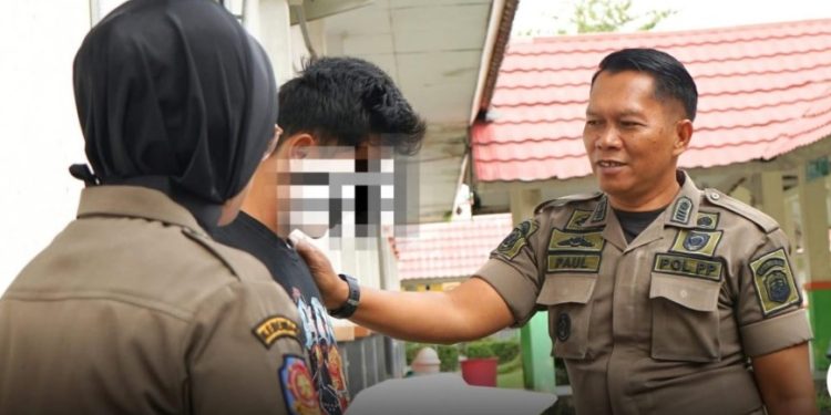Anggota Satpol PP Luwu Timur menegur pengunjung RSUD I Lagaligo Wotu yang merokok di area rumah sakit. (Foto: IG satpolpp_lutim)