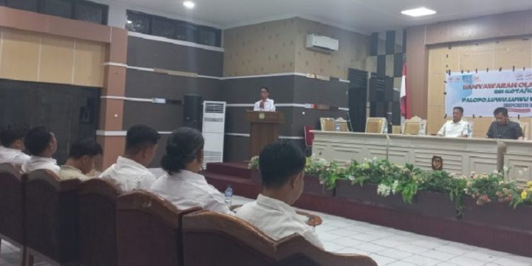 Sekretaris KONI Luwu Timur, Irwan menyampaikan niat Lutim jadi tuan rumah Porprov Sulsel 2030, pada musyawarah olahraga se-Luwu Raya di Palopo, Kamis 21 Agustus 2025. (Foto: ist)