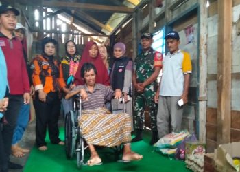Son Heriyanto, warga Kalaena mendapat bantuan kursi roda dari Dinas Sosial Lutim lalu dirawat di RSUD I Lagaligo.