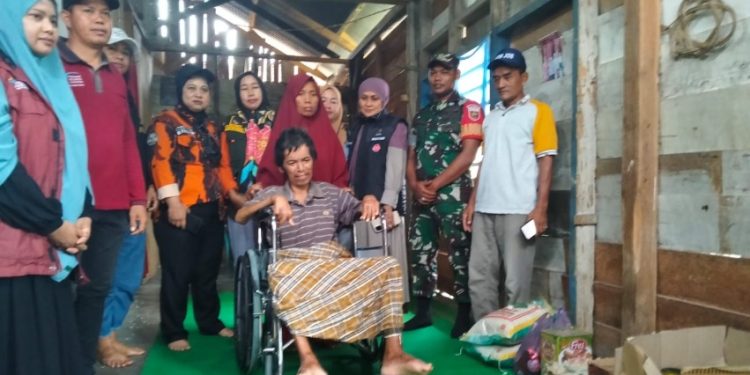 Son Heriyanto, warga Kalaena mendapat bantuan kursi roda dari Dinas Sosial Lutim lalu dirawat di RSUD I Lagaligo.