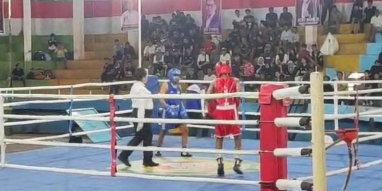 Petinju asal Luwu Timur meraih kemenangan pada penampilan perdananya pada Kejurprov Tinju Amatir 2025 di Rantepao, Toraja Utara, Jumat 1 Agustus 2025. (Foto: IST)