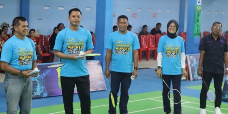 Kapolres Luwu Timur, AKBP Ario Putranto Tuhu Mangabdi saat membuka turnamen bulutangkis Open Sulawesi Bupati Cup I 2025, di Sirda Badminton Hall, Tomoni, Sabtu (23/8/2025). (Foto: Warta Lutim)