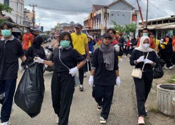 Aksi bebersih kampung atau Mompokolena Inia dengan tema 'One Move for Sorowako, One Future for Us', di Desa Sorowako, Minggu 10 Agustus 2025. (Foto: Warta Lutim)