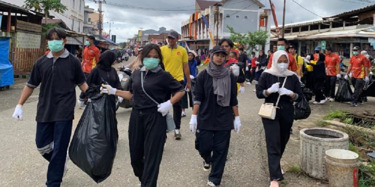 Aksi bebersih kampung atau Mompokolena Inia dengan tema 'One Move for Sorowako, One Future for Us', di Desa Sorowako, Minggu 10 Agustus 2025. (Foto: Warta Lutim)