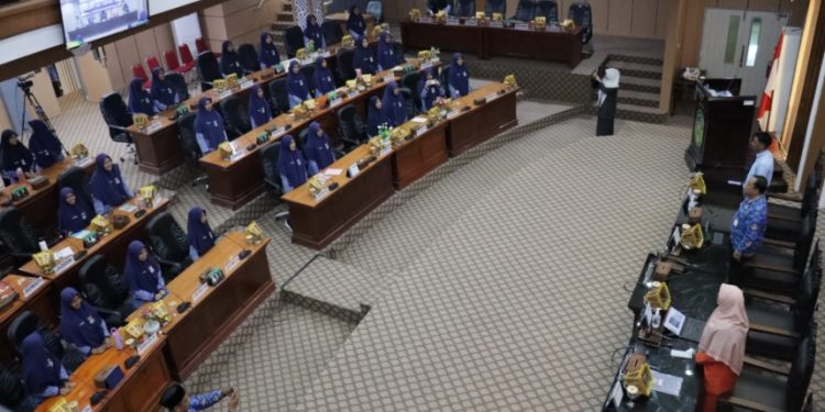 Kunjungan edukasi olah puluhan siswa SMPIT Al Bina Tomoni di ruang rapat paripurna DPRD Luwu Timur, Rabu 17 September 2025. (Foto: DPRD Lutim)