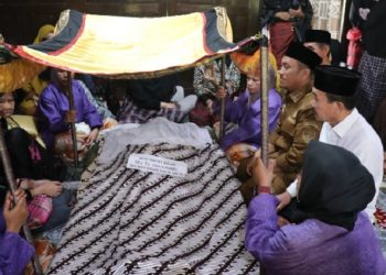 Pelepasan jenazah Opu Andi Murphy dikenal dengan nama adat Opu To Makkawaru atau Opla, Selasa, 5 Agustus 2025. (Foto: Warta Lutim)