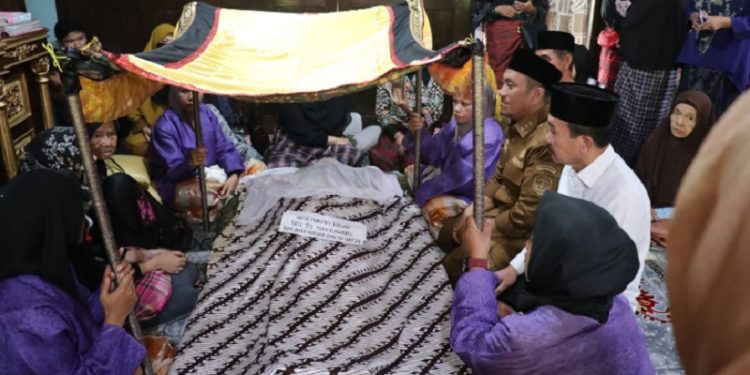 Pelepasan jenazah Opu Andi Murphy dikenal dengan nama adat Opu To Makkawaru atau Opla, Selasa, 5 Agustus 2025. (Foto: Warta Lutim)