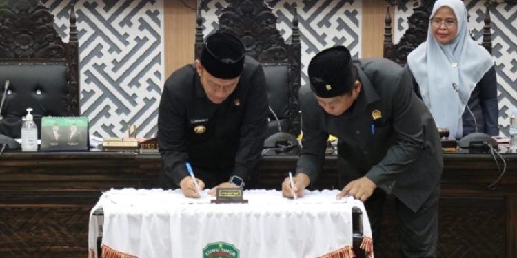 Ketua DPRD Lutim Ober Datte dan Bupati Irwan Bachri Syam menandatangani nota kesepakatan setelah pengesahan KUA-PPAS 2026, Rabu 6 Agustus 2025. (Foto: Warta Lutim)