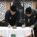 Ketua DPRD Lutim Ober Datte dan Bupati Irwan Bachri Syam menandatangani nota kesepakatan setelah pengesahan KUA-PPAS 2026, Rabu 6 Agustus 2025. (Foto: Warta Lutim)