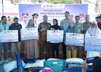 Penyerahan secara simbolis bantuan tunai untuk korban kebakaran di Sorowako, Senin 22 September 2025. (Foto: Warta Lutim)