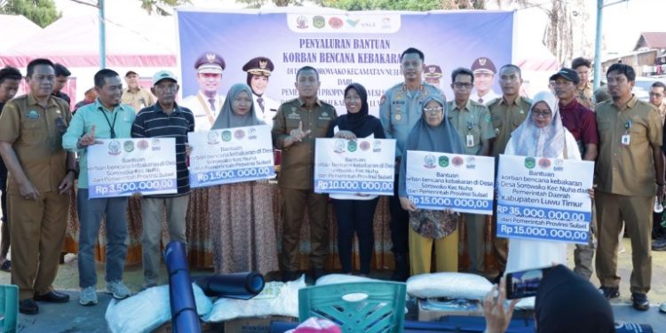 Penyerahan secara simbolis bantuan tunai untuk korban kebakaran di Sorowako, Senin 22 September 2025. (Foto: Warta Lutim)