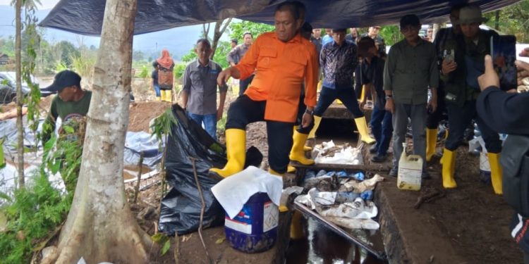 Bupati dan sejumlah anggota DPRD Luwu Timur, meninjau lokasi kebocoran pipa minyak PT Vale Indonesia di Desa Lioka, Kecamatan Towuti, Kamis (28/08/2025). (Foto: Jaeja.id)