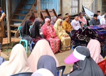 Bupati Luwu Timur, Irwan Bachri Syam, melayat dan melepas jenazah guru SMPN 2 Towuti, Aisyah Syam (51) di Desa Rante Angin, Kecamatan Towuti, Senin (4/8/2025). (Foto: Warta Lutim)
