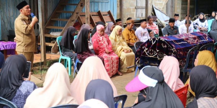 Bupati Luwu Timur, Irwan Bachri Syam, melayat dan melepas jenazah guru SMPN 2 Towuti, Aisyah Syam (51) di Desa Rante Angin, Kecamatan Towuti, Senin (4/8/2025). (Foto: Warta Lutim)