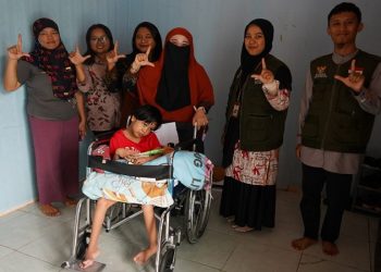Dinas Dukcapil Lutim memberikan layanan 'Jendela Dunia Disabilitas' atau jemput bola identitas kependudukan penyandang disabilitas. (Foto: Warta Lutim)