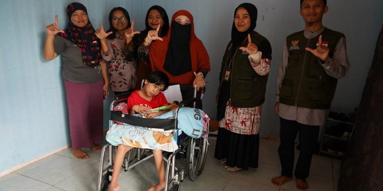 Dinas Dukcapil Lutim memberikan layanan 'Jendela Dunia Disabilitas' atau jemput bola identitas kependudukan penyandang disabilitas. (Foto: Warta Lutim)