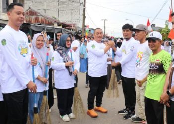 Peluncuran program inovatif bertajuk 'Jumat Bersih Juara' di Pasar Sentral Malili, Desa Baruga, Jumat (15/08/2025). (Foto: warta lutim)