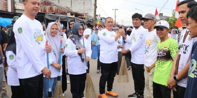 Peluncuran program inovatif bertajuk 'Jumat Bersih Juara' di Pasar Sentral Malili, Desa Baruga, Jumat (15/08/2025). (Foto: warta lutim)