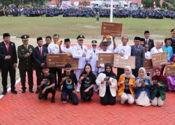 Peluncuran Kartu Lutim Lansia usai peringatan HUT ke-80 Republik Indonesia di Lapangan Pendidikan Malili, Minggu 17 Agustus 2025. (Foto: Warta Lutim)