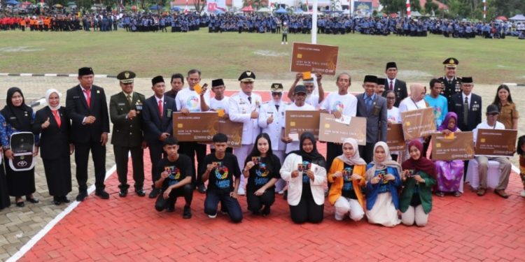 Peluncuran Kartu Lutim Lansia usai peringatan HUT ke-80 Republik Indonesia di Lapangan Pendidikan Malili, Minggu 17 Agustus 2025. (Foto: Warta Lutim)