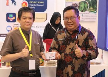 Director BIZ Expand international Singapura, Sulfian Gosal memuji produk mie kari sagu asal Luwu Timur bisa menembus pasar ekspor. (Foto: Warta Lutim)