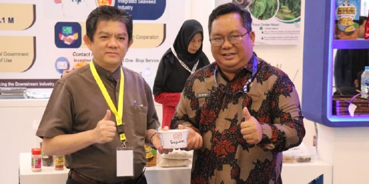 Director BIZ Expand international Singapura, Sulfian Gosal memuji produk mie kari sagu asal Luwu Timur bisa menembus pasar ekspor. (Foto: Warta Lutim)