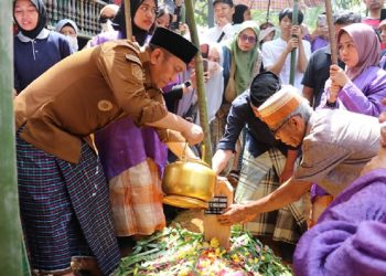 Bupati Luwu Timur, Irwan Bachri Syam menghadiri pelepasan jenazah almarhum Opu Andi Murphy Hasan Opu To Makkawaru bin Andi Hasan Opu To Hatta di Malili, Selasa (05/08/2025). (Foto: Warta Lutim)