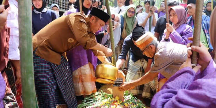 Bupati Luwu Timur, Irwan Bachri Syam menghadiri pelepasan jenazah almarhum Opu Andi Murphy Hasan Opu To Makkawaru bin Andi Hasan Opu To Hatta di Malili, Selasa (05/08/2025). (Foto: Warta Lutim)