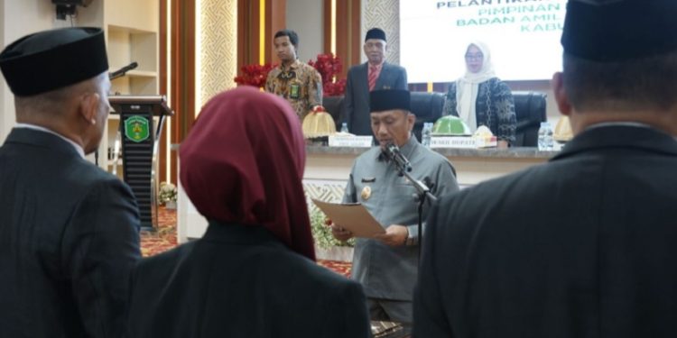 Bupati Luwu Timur, Irwan Bachri Syam melantik Dewan Pengawas Baznas Kabupaten Luwu Timur Periode 2025-2030, di Aula Sasana Praja, Kantor Bupati, Jum’at (15/08/2025). (Foto: Warta Lutim)