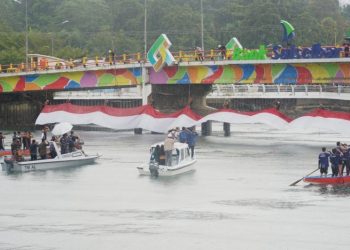 Kegiatan Merah Putih Parasulu V Tahun 2025, salah satu rangkaian peringatan HUT RI ke-80 Republik Indonesia, yang berlangsung di Jembatan Sungai Malili, Minggu(17/08/2025). (Foto: Warta Lutim)