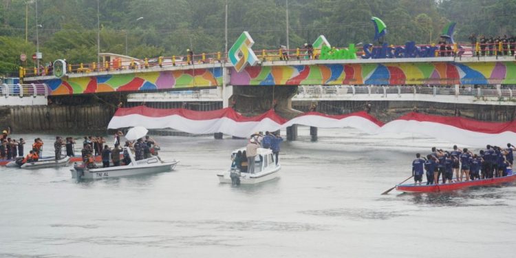 Kegiatan Merah Putih Parasulu V Tahun 2025, salah satu rangkaian peringatan HUT RI ke-80 Republik Indonesia, yang berlangsung di Jembatan Sungai Malili, Minggu(17/08/2025). (Foto: Warta Lutim)